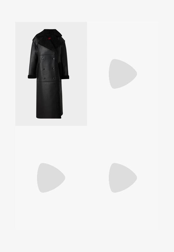 Cappotto in pelle nera con design doppiopetto, dettagli in shearling su colletto e tasche, lunghezza lunga e finitura testurizzata.; Maglione a collo alto nero realizzato in materiale morbido e testurizzato; vestibilità ampia con colletto e polsini a coste. Maniche lunghe e nessun motivo visibile.; Pantaloni in pelle nera con una texture liscia, caratterizzati da una linea dritta, tasche laterali e una chiusura classica con bottone e zip.; Sneakers alte in pelle viola scuro con punta in gomma bianca, lacci bianchi e dettagli neri sulla suola e sul lato.