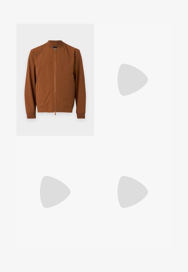 Rjava bomberska jakna iz gladkega materiala. Ima zadrgo, rebrast ovratnik, elastične manšete in dve stranski žep.; Bela bombažna srajca z dolgimi rokavi in okroglo ovratnikom, z bočnimi razporki na dnu in gladko teksturo, prikazana s hrbtne strani.; Svetlo modre denim kavbojke s ravno nogavico, petimi žepi, z gumbom za zapiranje, minimalnim zbledelostjo in kontrastnimi šivi.; Bela športna obutev z gladkim usnjenim zgornjim delom in nizkim profilom. Ima zaokrožen nos, šest lukenj za vezalke in teksturiran gumijast podplat.