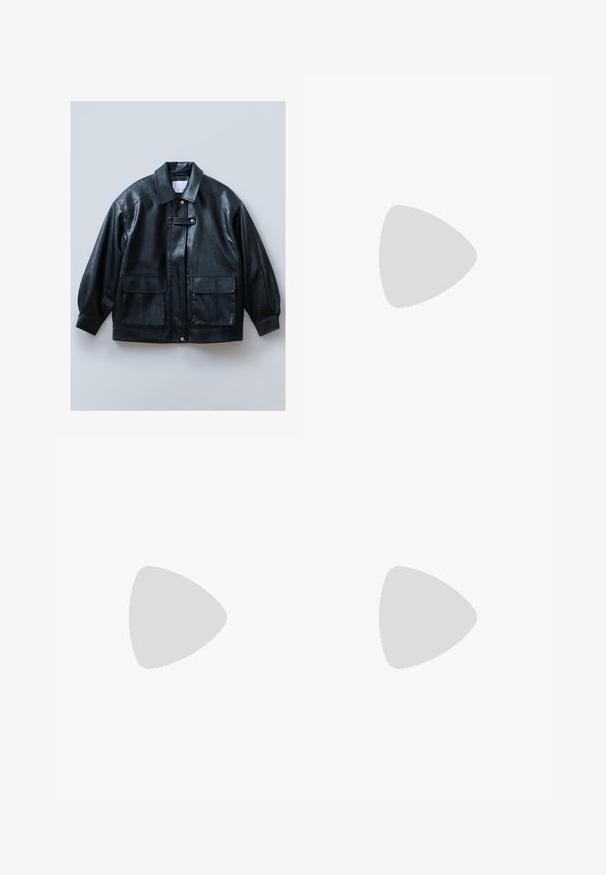 Svart faux skinnjakke med krage, knappelukking, to frontlommer med klaff og strukturerte, oversized ermer.; Svart t-skjorte med rillete tekstur, rund hals med hvit bølget kant, og kortermede ermer med matchende bølgete detaljer.; Svart vide bukser med høy midje, knappdetaljer på midjebåndet og frontplisser.; Sorte skinnloafers med flat hæl, med dekorativ detalj i gull foran og en jevn tekstur.; Svart lær toteveske med to lange håndtak, en glatt tekstur og en strukturert form. Har en frontlomme for ekstra oppbevaring.