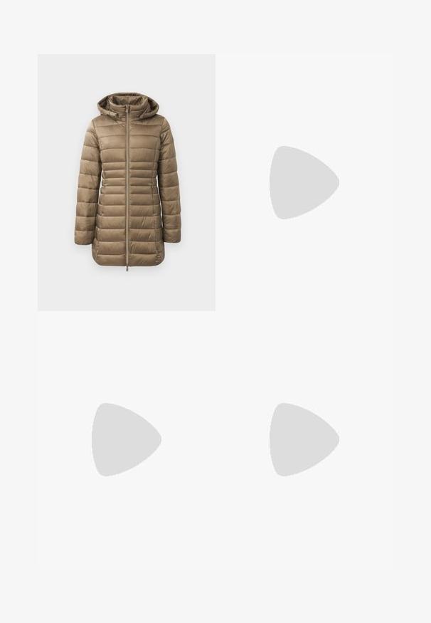 Gevoerde parka in taupe, met een ritssluiting aan de voorkant, capuchon en horizontale quilt. Gladde textuur met elastische manchetten en een langere pasvorm.; Witte linnen overhemd met een puntkraag, lange mouwen en knoopsluitingen. Heeft een ontspannen pasvorm en een gladde textuur.; Zwarte op maat gemaakte broek met een recht model, voorzien van een soepele textuur en scherpe plooien aan de voorkant. Geen zichtbare hardware.; Zwarte leren slingback hakken met een spitse neus, voorzien van een slanke hak en een goudkleurige accent op de verstelbare band. Gladde textuur.