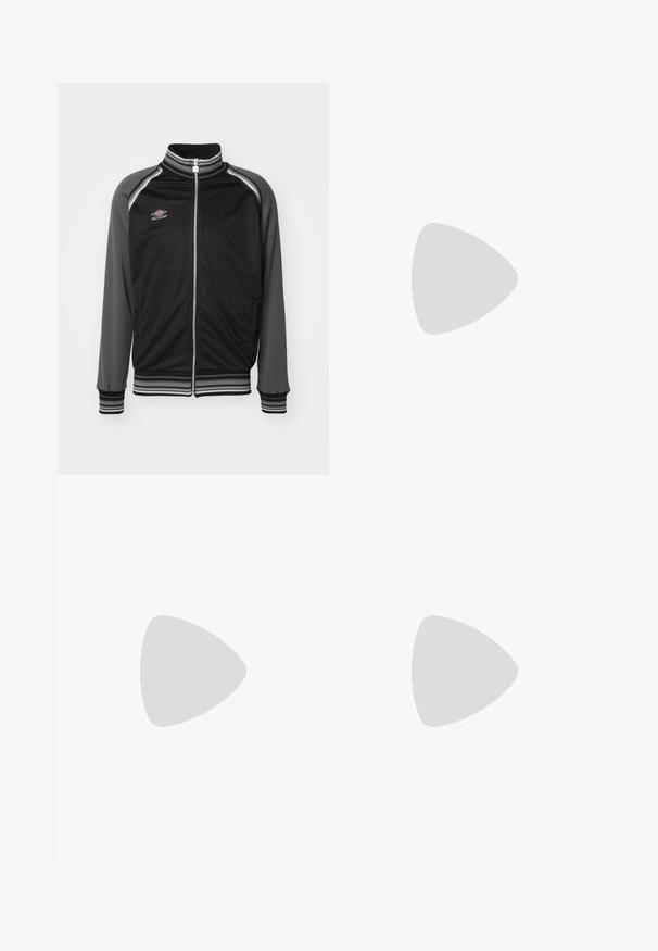 Umbro MONOGRAM ANTHEM JACKET - Treniņjaka - black/iron gate; Balts kokvilnas T-krekls ar melnu grafisku druku, kurā attēlots spārnots figūra un teksts, ar apaļu kaklu un īsām piedurknēm.; Melnas vieglas kravas bikses ar elastīgu jostu, sānu rāvējslēdzējiem un plašām kabatām. Izaicinājumu veido brīvi pieguļoša piegriezne un sašaurināti aproces.; Sudraba sporta apavi ar elegantu dizainu, acs paneļiem, mīkstu valvi, teksturētu sintētisku virsu un gumijas zoli labākai saķerei.