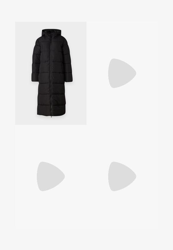 Lång svart pufferjacka med huva, med quiltat mönster, framzipperstängning och rymliga ärmar. Slät, matt yta.; Svart oversized t-shirt med en grafik av en björn och texten "INTE SÖT MEN VILD" i fet, vit lettering. Tillverkad av bomull.; Ljusblå, högmidjade jeans i denim. Har vida ben, två slitna knäområden och klassisk femfickedesign.; Vit hög topp canvas sneaker med svart gummisulan, framsidan gummitåhätta och sex öglor för snören, med en ren, minimalistisk design.