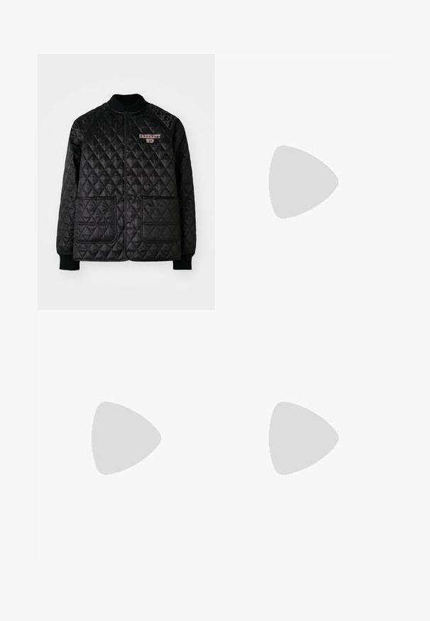 Jachetă neagră din material quilted, cu guler și manșete ribbate, având nasturi tip snap și două buzunare frontale. Logo-ul "Carhartt WIP" brodat în roșu.; Tricou negru din bumbac cu mâneci scurte, având un design cu logo-ul Adidas verde și roșu pe piept. Simplu, cu un croi lejer.; Pantaloni de sport negri dintr-o țesătură ușoară, cu talie elastică și dungi albe pe laterale. Croială lejeră, cu o textură fină.; Adidași negri și albi cu un superior din suede și piele, prevăzuți cu trei dungi albe, un vârf perforat și o talpă din cauciuc caramel.