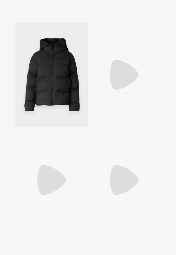 Svart vadderad jacka med huva, med dragkedja fram och två sidofickor. Slät, glänsande material med kviltade detaljer.; Svart oversized t-shirt med en grafik av en björn och texten "INTE SÖT MEN VILD" i fet, vit lettering. Tillverkad av bomull.; Ljusblå, högmidjade jeans i denim. Har vida ben, två slitna knäområden och klassisk femfickedesign.; Vit hög topp canvas sneaker med svart gummisulan, framsidan gummitåhätta och sex öglor för snören, med en ren, minimalistisk design.
