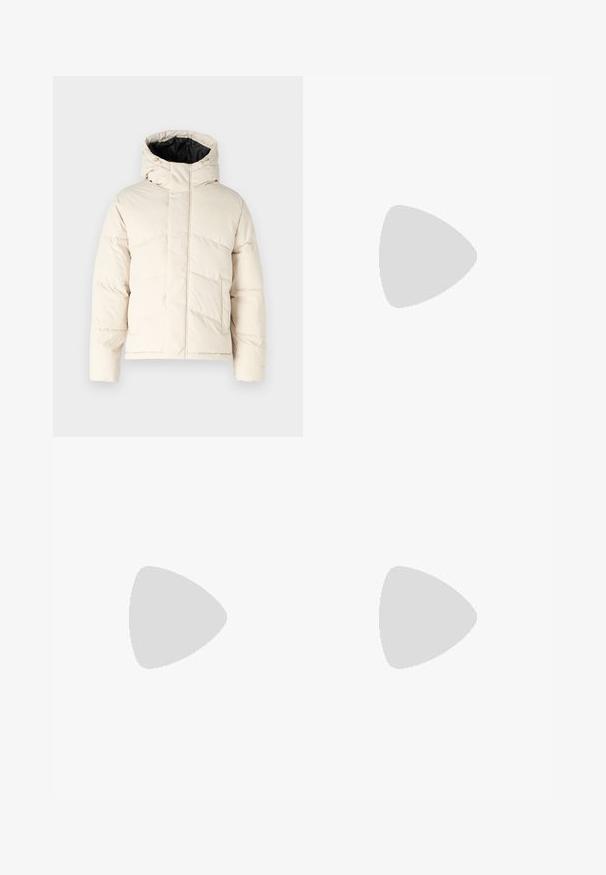 Jack & Jones JJWORLD  mleczny; Młoda osoba z warkoczami, ubrana w jasnoszary t-shirt Nike i czarne spodenki Nike, na jednolitym białym tle.; Beżowe spodnie cargo z lekkiego materiału bawełnianego. Posiadają elastyczne mankiety, wiele bocznych kieszeni oraz zapięcie na guzik.; Białe skórzane sneakersy z perforacjami, okrągłym noskiem, płaską podeszwą i grubymi sznurówkami, z widocznym logo swoosh i napisem „AIR” na pięcie.