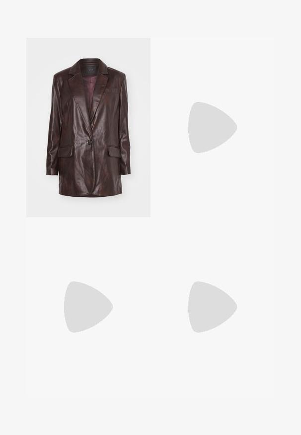 Hnedý kožený sako s jedným gombíkom na zapínanie, s výstrihom do "V" a dvoma prednými vreckami. Disponuje hladkou textúrou a prispôsobeným strihom.; Stradivarius HALTER  - Šaty do práce - dark brown; Čierne kožené stiletto topánky s špicatou špičkou, otvorenou zadnou časťou a remienkami na členku viazanými do mašle. Úzky 3-palcový opätok. Hladká textura, minimalistický dizajn.; Čierna kožená crossbody taška s hladkou textúrou, obdĺžnikovým tvarom a kovovým reťazovým detailom na prednej strane. Súčasťou je nastaviteľný popruh.