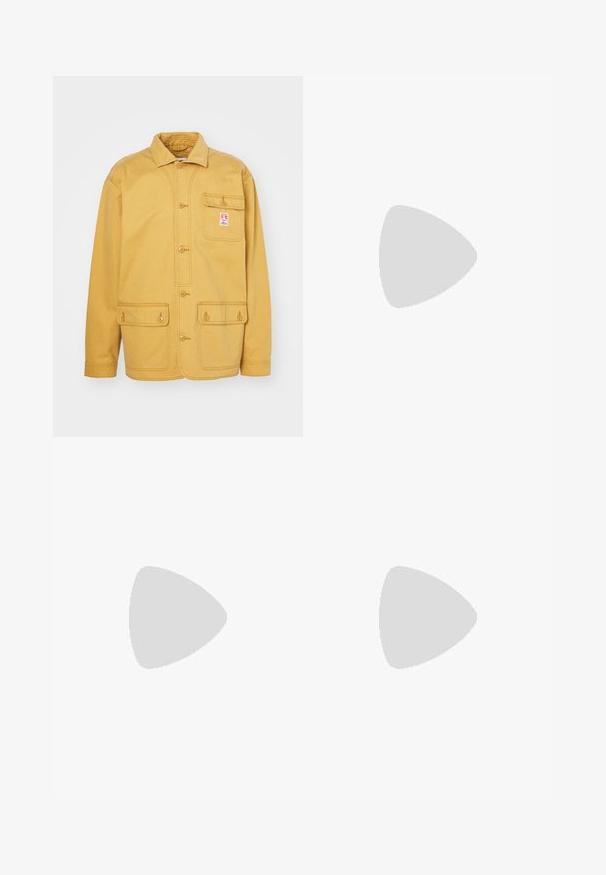 Wrangler CASEY CHORE JACKET - Suvejakk - dijon; Viis t-särki, mis on paigutatud gradatsioonivärvides: beež, oliiviroheline, pruun, tume sinine ja must. Valmistatud pehmest puuvillast, lühikeste varrukatega ja ümarate kaelustega.; Heledad sinised teksad, millel on kulunud viimistlus, kerge kulumine põlvede juures, sirge jala disain, viie tasku stiil ja metallnupp kinni.; Pruun nahkne Chelsea saabas elastsete külgpaneelide, tekstureeritud kontsaga ja kontrastse kollase tikandiga. Omab tõmbeasendit, mis võimaldab mugavat selga panemist.