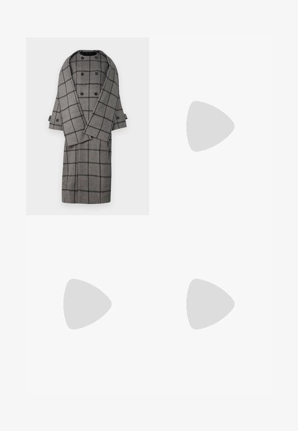 Γκρι μάλλινο παλτό με μαύρο καρό σχέδιο, διπλό κούμπωμα με μαύρα κουμπιά, φαρδιές μανίκες και απαλή υφή.; Ανοιχτό γκρι μακρυμάνικη μπλούζα φτιαγμένη από μαλακό βαμβάκι. Έχει χαλαρή εφαρμογή, στρογγυλή λαιμόκοψη και ελαφρώς συγκεντρωμένα μανίκια. Χωρίς σχέδια ή γραφικά.; Μαύρα ψηλόμεσσα τζιν παντελόνια με κούμπωμα και φερμουάρ, εμπρός τσέπες και καμπάνα, τοποθετημένα επίπεδα σε λευκό φόντο.; Μαύρες δερμάτινες μπότες μέχρι τον αστράγαλο με χοντρή σόλα και ελαστικές πλαϊνές επιφάνειες, συνδυασμένες με σκούρα μπλε τζιν. Το έδαφος είναι ανοιχτού χρώματος.