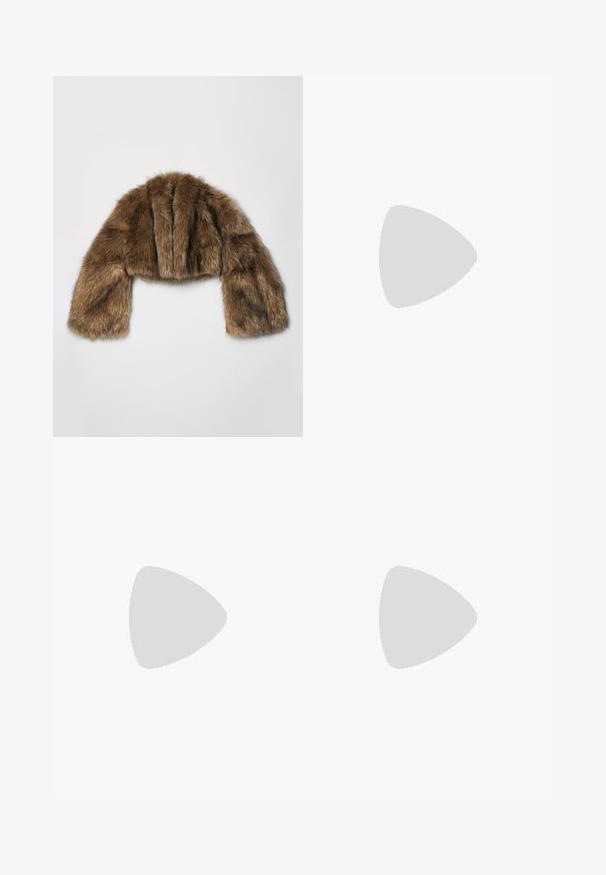 A.W.A.K.E. MODE ROUNDED SLEEVE CROPPED - Vinterjakker - brown; Rød kortærmet top lavet af glat stof. Har en bred skæring, bådudskæring og en central split-detalje. Simpelt design i ensfarvet.; Rød satin nederdel med en glat tekstur, fuld længde og et flydende design, der smalner ind ved kanten. Enkel, ensfarvet uden udsmykninger.; Blå og lilla dyreprint maxi kjole med tynde stropper, en tætsiddende bodice, flagrende kant og gennemsigtig overlay-detaljering.; Sølv perleøreringe med en buet, bønneform. Glat, blank overflade og sikret med en stift og bagside-lukning.