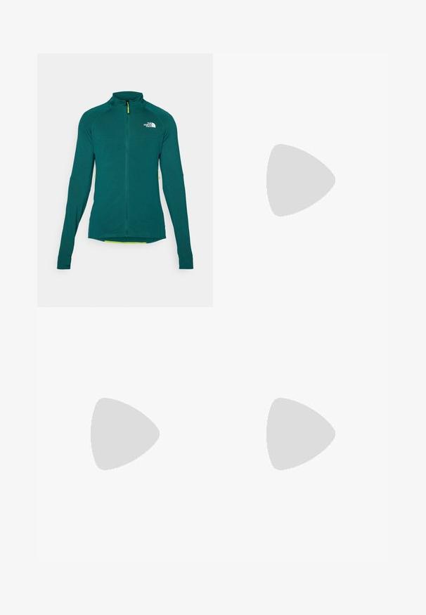 Teal zelena dugja rukava zip-up polar jakna s visokim ovratnikom i bijelim logotipom "The North Face" na prsima.; Crna kratkotrajna atletska majica s teksturiranom tkaninom, koja ima bijeli logo na lijevom prsnom dijelu i ravni rub.; The North Face WINTER EXPLORATION TAPERED CARGO  - Hlače za otvoreno - black; Crne trail trkačke cipele s teksturiranim gornjim dijelom, gumeni potplat i ojačana zaštita za prste. Imaju podstavljen ovratnik i trakicu za lakše obuvanje.
