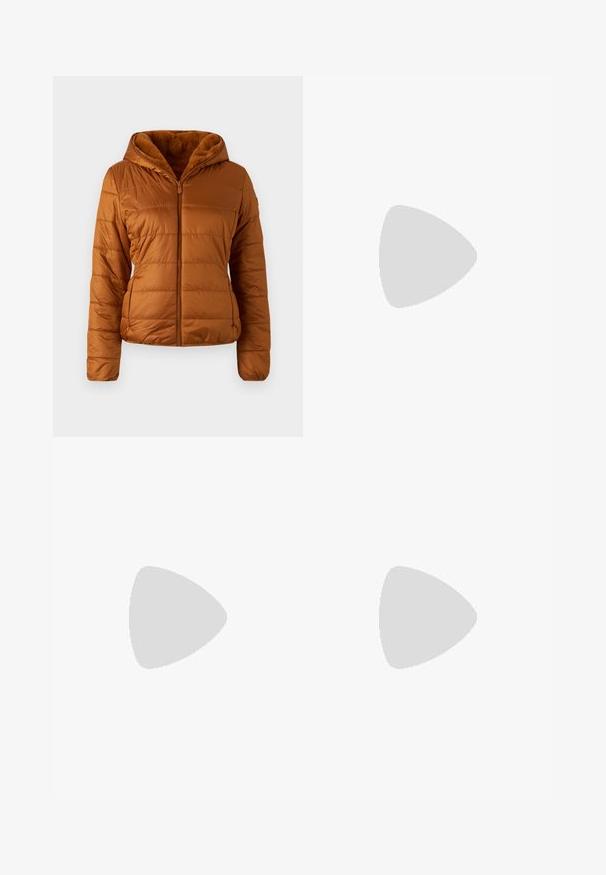 Gequilte pufferjas in warm bruin, met een ritssluiting aan de voorkant, een capuchon en een zachte faux-fur voering. Textuurstof met discrete zijzakken.; Witte t-shirt met korte mouwen en marineblauwe horizontale strepen, met geborduurd "Tommy Hilfiger" logo op de borst. Klassiek crew neck ontwerp.; Plisséminirok in het wit met een zwarte elastische tailleband met het "LACOSTE"-logo. Middellange ontwerp met een zachte textuur.; Witte leren sneakers met een dikke witte zool, zwarte suède hielaccent en een geperst logo op de zijkant. Vetersluiting met zes oogjes.