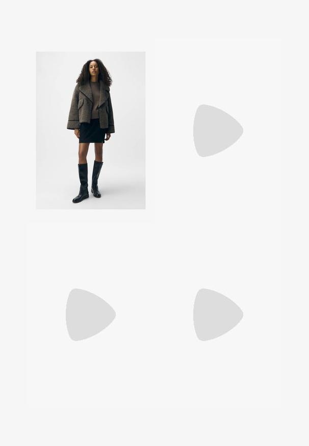 Giacca in shearling marrone con texture, ampi rever, maglione marrone aderente, mini gonna nera e stivali alti neri in pelle.; T-shirt nera in cotone con maniche corte, caratterizzata da una piccola grafica di una farfalla rosa sul lato sinistro del petto. Design a girocollo con una vestibilità rilassata.; Pantaloni neri a gamba larga in denim, con una vita strutturata, passanti per la cintura e tasche frontali. Texture liscia con un design classico.; Décolleté neri in vernice con punta affilata e tacco a blocco piccolo, dotati di un accentuato con fibbia argentata sulla cinturino.