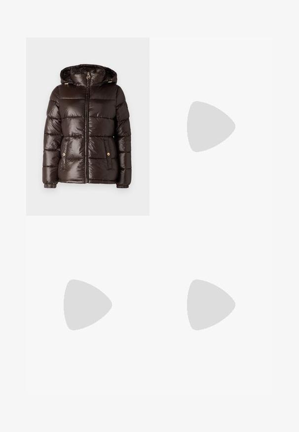 MICHAEL Michael Kors ULTRA LIGHTWEIGHT PUFFER - Winterjas - chocolate; Gemiddelde witte T-shirt gemaakt van zachte stof, met korte mouwen, een ronde halslijn en geribbelde zoomdetails. Eenvoudig en ongecompliceerd ontwerp.; Zwarte uitlopende broek met een soepele textuur, een op maat gemaakte tailleband en voorzakken, ontworpen met een elegante, moderne silhoeët.; Zwarte gepatineerde leren slingback pump met een puntige neus, slanke hak en een subtiel uitgesneden ontwerp. Bevat een gouden gesp op de band.