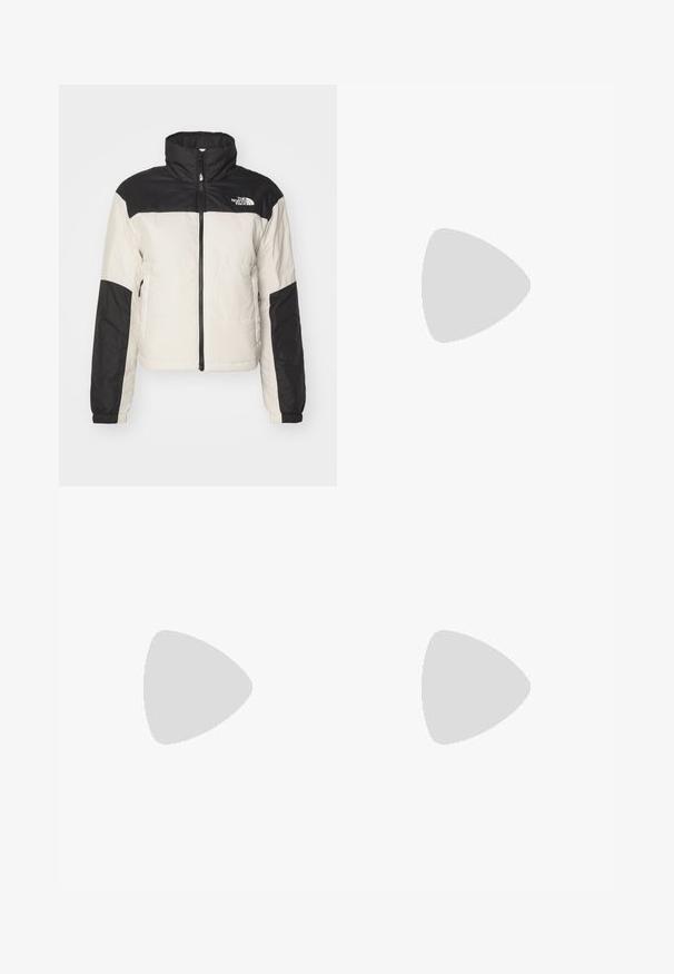 The North Face GOSEI PUFFER - Giacca da mezza stagione - white dune; Top bianco aderente realizzato in tessuto a coste, con maniche a farfalla e dettagli arricciati sui lati per texture e forma.; Pantaloni bianchi a gamba larga realizzati in tessuto leggero, dotati di una vita elastica e di un cordino per una vestibilità regolabile. Texture liscia.; Sneakers crema e lavanda con tre strisce e suola marrone texturizzata, dotati di lacci e tallone imbottito. Parte superiore in tessuto morbido.