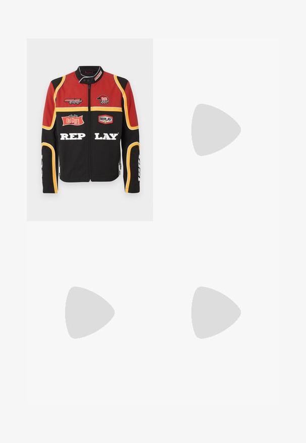 Rød, sort og gul racerkappe med lynlås, patches herunder "Replay Helmet," "Old Glory," og fed "Replay" tekst foran.; Sort bomulds T-shirt med korte ærmer og rund hals. Har blå tekst, der står "HEALING" i et buet design på forsiden.; Lysegrå, løstsiddende jeans lavet af denim. Har et klassisk fem-lomme design, bæltestropper og en lige ben silhuet.; Cremefarvet sneaker med perforeret detaljering, snørebånd og logo på siden, præsenteret mod en simpel hvid baggrund.