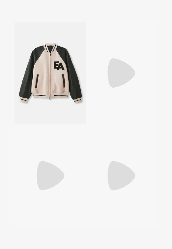 Casaco varsity bege e preto com mangas de pele, fecho de correr à frente, dois bolsos verticais e logotipo "EA" no lado esquerdo do peito.; T-shirt preto de manga curta com decote redondo e um bolso com aba no lado esquerdo do peito, apresentando um pequeno patch retangular de logotipo.; Calças de veludo pretas de pernas retas com cintura elástica e cordão frontal, exibidas contra um fundo branco liso.; Sapatilha de couro preto com sola de borracha branca, bico redondo e atacadores pretos, apresentando uma textura suave e um design minimalista.