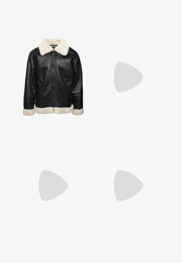 Zwarte neplederen jas met een witte nepbont kraag en manchetten. Voorzien van een rits aan de voorkant en zijzakken. Textuur is zichtbaar.; Twee zwarte crew neck t-shirts gestapeld. Gemaakt van zacht katoen, met korte mouwen, met een eenvoudig ontwerp en zonder zichtbare patronen of versieringen.; Lichtblauwe wijde spijkerbroek van denim, met een middellange taille, vijf zakken en een knoopsluiting met een slanke metalen accent.; Witte leren sneakers met een grijze suède neuskap, drie horizontale witte strepen, blauwe accenten en een bruine rubberen loopzool. Geweven detail op de zool.