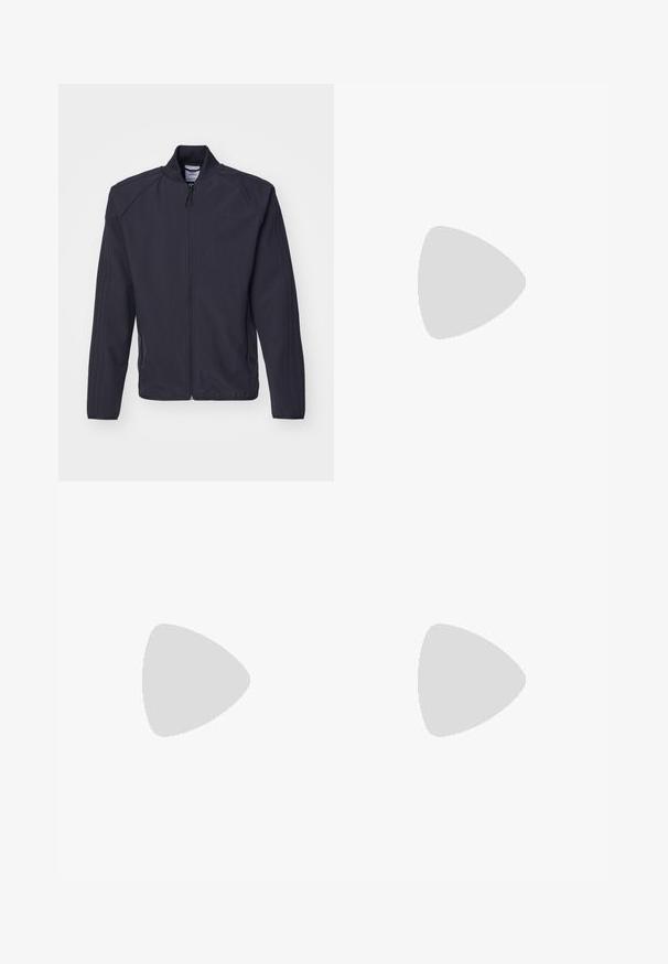 adidas Originals Καλοκαιρινό μπουφάν - black; Λευκό T-shirt φτιαγμένο από βαμβάκι, με μαύρη στρογγυλή λαιμόκοψη και τρεις μαύρες ρίγες σε κάθε ώμο. Μικρό μαύρο λογότυπο στο στήθος.; Ανοιχτό μπλε αθλητικά παντελόνια από λείο ύφασμα, με ελαστική μέση και αντίθετες μαύρες ρίγες στα πλάγια.; adidas Performance PREDATOR FREESTYLE JUDE INDOOR FOOTBALL SHOES - Μπότες ποδοσφαίρου εσ�ωτερικού χώρου - core black/silver-coloured/glory blue