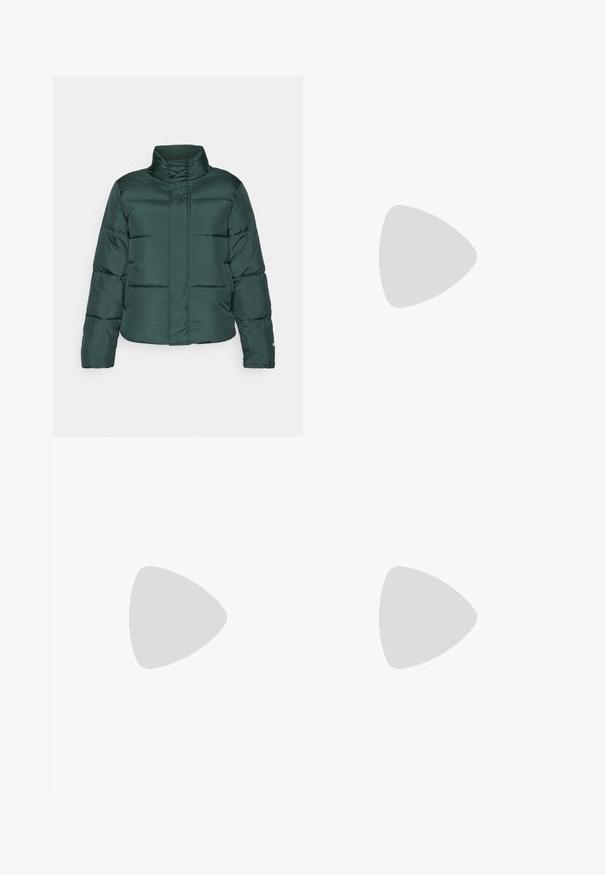 Grüne Pufferjacke mit hohem Kragen, Frontreißverschluss und horizontalem Steppdesign. Glatte Textur mit kontrastierendem matt Finish.; Schwarzes, kurzes Oberteil mit verstellbaren dünnen Trägern, V-Ausschnitt und Raffung in der Mitte, aus weichem Baumwollmischgewebe.; Schwarze weite Hosen mit hoher Taille, ohne sichtbare Taschen oder Verzierungen, auf einem weißen Hintergrund präsentiert.; Weiße Nike-Sneaker mit schwarzen Akzenten, ausgestattet mit einem Obermaterial aus glattem Leder, weißen Schnürsenkeln und stabilen Gummisohlen, kombiniert mit weißen gerippte Socken.