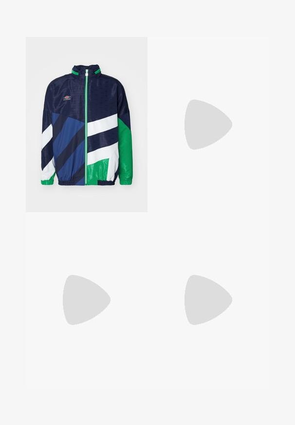 Umbro PANELLED TRACK JACKET - Jakna za treniranje - dark navy/peppermint; Crna pamučna majica s okruglim izrezom i kratkim rukavima. Ima ružičasti Nike logo na gornjoj lijevoj strani. Glatka tekstura.; Crne trenirke od flisa, s elastičnim pojasom i vezicama, dva prednja džepa i mali logo na butini.; Crne trkačke cipele s glatkim sintetičkim gornjim dijelom, perforiranim detaljima, teksturiranim bočnim panelima i karakterističnim elastičnim potplatom.