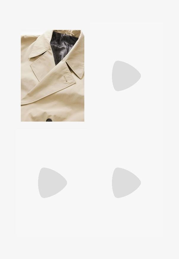 Manteau beige à double boutonnage avec un grand col, doublure en satin noir et une fermeture à boutons marquante. Inclut un détail de texture de tissu subtil.; T-shirt blanc à manches courtes en coton, avec un col rond et une coupe décontractée. Texture lisse, sans motifs ni accents visibles.; Pantalons noirs en tissu lisse, avec des plis à l'avant, une taille à bouton et des poignets fuselés. Silhouette classique élégamment taillée.; Baskets en suède noir avec une bande latérale blanche et un logo doré. Comprend une semelle en caoutchouc couleur caramel avec un motif texturé. Les lacets sont noirs et plats.; Lunettes de soleil noires avec des montures angulaires surdimensionnées et des verres foncés, accompagnées d'une pochette en microfibre noire avec un logo.