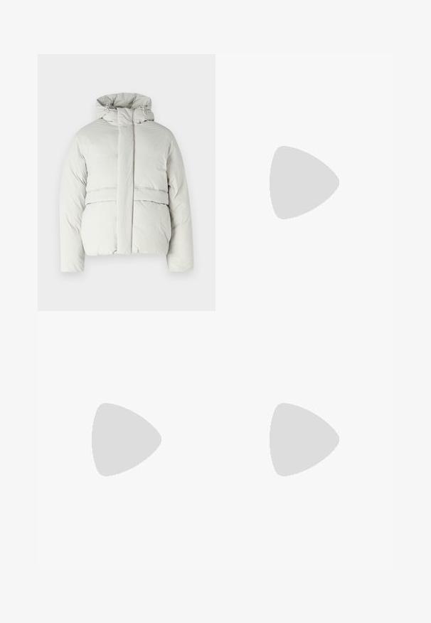 Chaqueta acolchada gris claro con capucha, que presenta un alto cuello, cierre frontal y detalle de costura horizontal en el pecho y el dobladillo.; Camiseta gris de manga corta hecha de algodón; presenta un sutil logo en naranja y burdeos en el pecho. Diseño básico de cuello redondo.; Pantalones ligeros color beige con cintura elástica y cordón de ajuste. Presentan pliegues y un corte holgado, elaborados con una tela suave y lisa.; Zapatilla deportiva plateada con un diseño elegante, paneles de malla, lengüeta acolchada, parte superior sintética texturizada y suela de goma para tracción.
