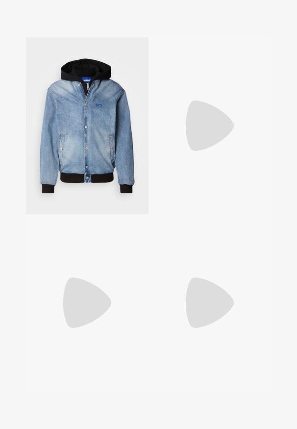 Giacca di jeans blu chiaro con cappuccio nero, chiusura a bottoni a pressione, tasche laterali, polsini a coste e un piccolo logo blu del marchio sul petto.; Maglione a collo alto nero realizzato in materiale morbido, con maniche lunghe e vestibilità aderente. Bordo a coste all'orlo e ai polsini. Design semplice.; Pantaloni cargo neri in cotone con vestibilità comoda, dotati di tasche laterali, chiusura a bottone e gambe dritti. Design semplice senza motivi.; Stivale alla caviglia nero con finitura liscia, pannelli laterali elastici e un tab di presa rosso a contrasto, dotato di una suola in gomma spessa e punta arrotondata.