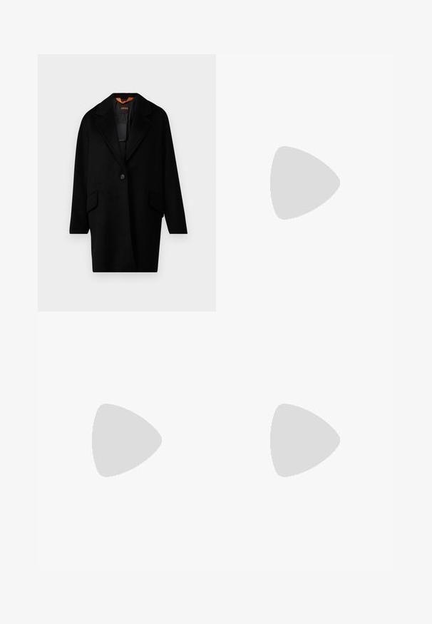 BOSS CALESARA - Cappotto classico - black; T-shirt bianco in cotone con colletto rotondo, maniche corte e un piccolo logo nero "Calvin Klein" sul petto. Design semplice, senza motivi.; Pantaloni neri a taglio dritto, con doppie pieghe, una texture liscia e un design classico in vita. Nessun hardware o dettaglio visibile.; Scarpa slingback nera con punta affilata e tacco basso, realizzata in pelle liscia e con un design a taglio laterale per favorire la traspirabilità.