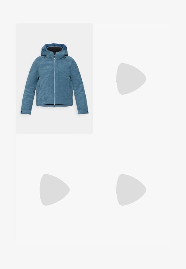 Světle modrá kordurová bunda s kapucí podšitou kožešinou, zapínáním na zip a bočními kapsami. Hladký povrch a nastavitelné stahovací šňůrky na kapuci.; Černé tričko s dlouhým rukávem vyrobené z bavlny s kulatým výstřihem. Na levé části hrudi se nachází malé bílé logo. Jednoduchý design a střih.; Černé nylonové cargo kalhoty na zip s nastavitelnými manžetami, několika kapsami a logem na pravé noze. Hladká, lehká textura.; Béžová a krémová sportovní obuv s texturovaným síťovaným svrškem, podpůrnými překryvy a gumovou podrážkou s dezénem pro lepší přilnavost.