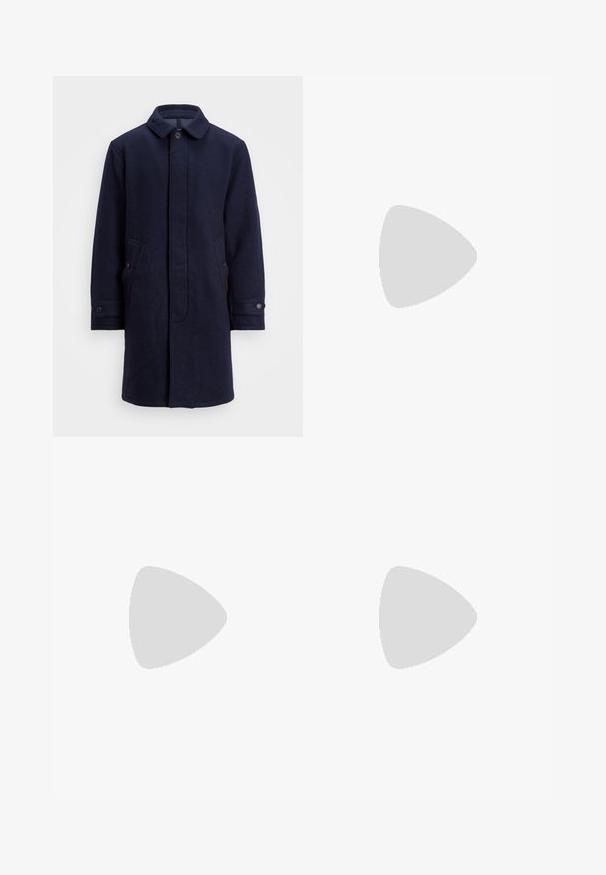 Marinblå ullkappa med knappstängning, spetsiga krage, två sidofickor och knappade manschetter. Slät textur med subtila mönsterdetaljer.; Beige långärmad skjorta i bomullsblandning. Har krage med knappar, sju knappar fram och en liten broderad logga på vänster bröst.; Beige bomullskinos med rak framdel, bältesöglor och sidofickor. Rakt ben med en slät textur och en lätt, andningsbar känsla.; Vita lädersneakers, låg design, med en slät yta, rund tå, snörning fram och en liten broderad logotyp på sidan.