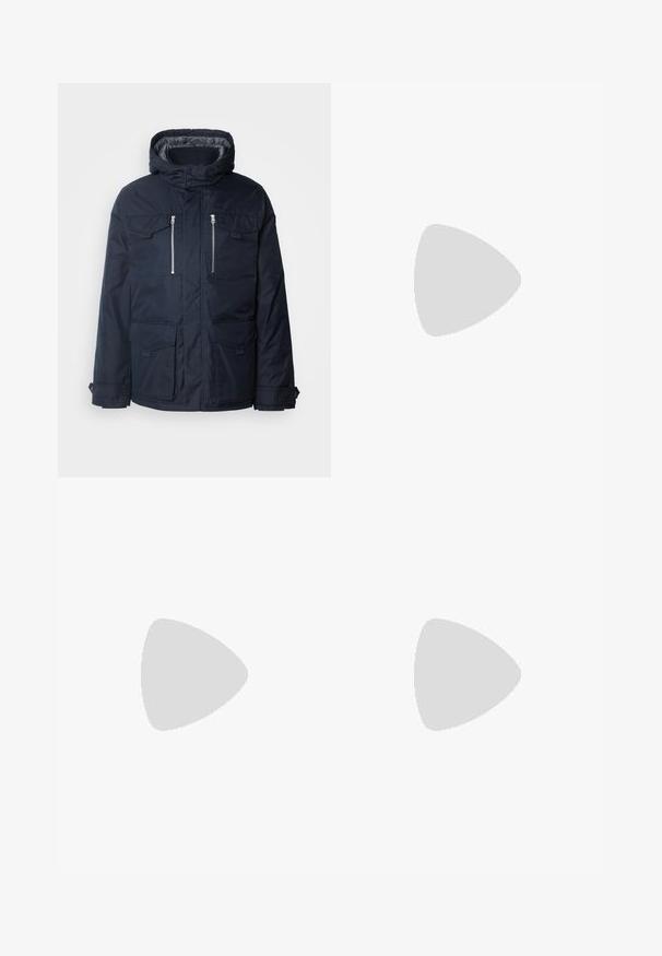 Giacca isolata blu navy con cappuccio, due tasche pettorali con zip e due tasche frontali con pattina. Progettata con una finitura liscia e senza cuciture.; Maglione a collo alto nero realizzato in materiale morbido, con maniche lunghe e vestibilità aderente. Bordo a coste all'orlo e ai polsini. Design semplice.; Pantaloni grigi chiari con una texture liscia, frontale piatto e gambe dritte. Realizzati in tessuto traspirante, dotati di tasche interne e passanti per cintura.; Scarpa nera in pelle con lacci, punta tonda, texture liscia, cuciture minime e tacco in gomma basso. Logo sul tacco.