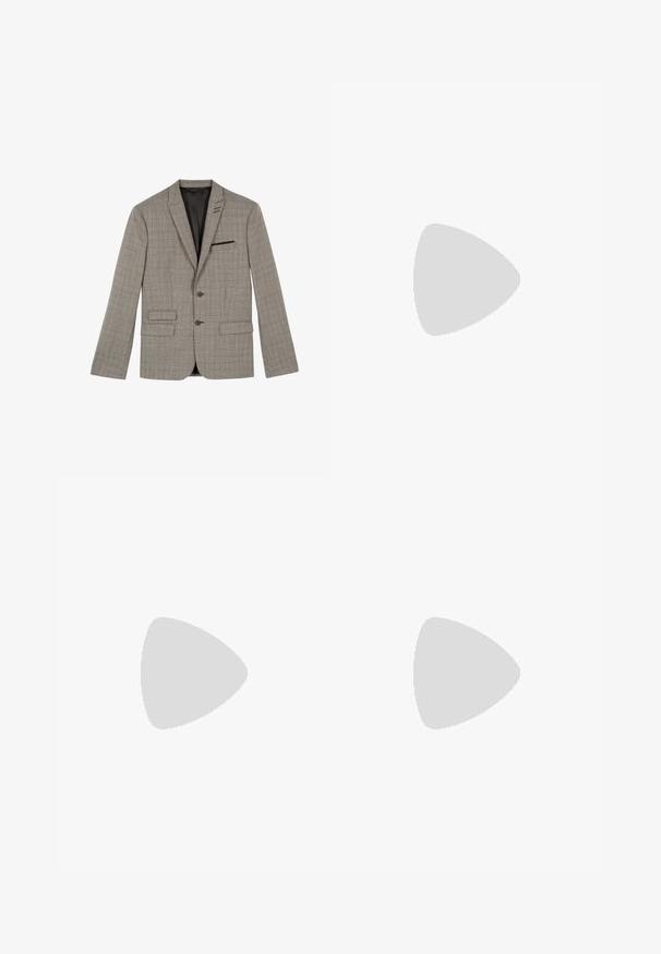 Grau kariertes Blazer mit Revers, Zwei-Knopf-Verschluss und seitlichen Taschen. Futterausstattung mit einer Brusttasche und schwarzem Akzent.; Schwarzes Baumwoll-T-Shirt mit Rundhalsausschnitt, kurzen Ärmeln und weißem Logodruck auf der linken Brust. Einfaches, einfarbiges Design.; Graue maßgeschneiderte Hose aus strukturiertem Stoff, mit zwei vorderen Falten und geradem Bein. Keine sichtbaren Taschen oder Verzierungen.; Schwarze Leder-Herrenloafer mit niedrigem Absatz und klassischem Penny-Riemen-Design, seitlich auf einem weißen Hintergrund dargestellt.