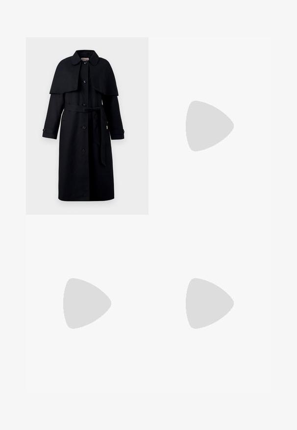 Hunter ORIGINAL KELTIE - Ballonkabát - black; Fekete pamut póló kerek nyakkal és rövid ujjal. Bal mellkason egy függőleges zsebbe varrt zseb található, és laza szabással rendelkezik.; Fekete, bő szárú nadrág magas derékkal, gombos részletekkel a derékrészen és elülső pliszékkal.; Fekete bőr magassarkú cipő hegyes orral és alacsony tömb sarkal. Bokapánttal rendelkezik, aranyszínű csattal. Simább textúra.; Fehér bőr táska dupla füllel és levehető pánttal, elülső cipzáras zsebbel és sima textúrával. Egy személy karján hordva.