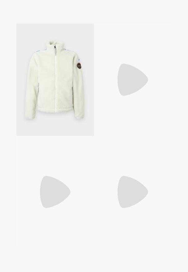 Bijela jakna od flisa s visokim ovratnikom, zatvaranjem na zip, bočnim džepovima i okruglim zakrpa na lijevoj ruci s šarenim akcentima na ramenima.; Bijela pamučna majica s kratkim rukavima, koja ima mali crni logotip na prsima i oznaku u donjem lijevom kutu.; Crne, dukserice s elastičnim strukom, širokog kroja, s manžetama na gležnjevima, glatke teksture i bez vidljivih uzoraka ili metalnih detalja.; Svijetloplave tenisice s bež potplatima, s naglašenim tirkiznim vezicama i žutim detaljima. Teksturirani materijali i vidljiva zračna amortizacija.