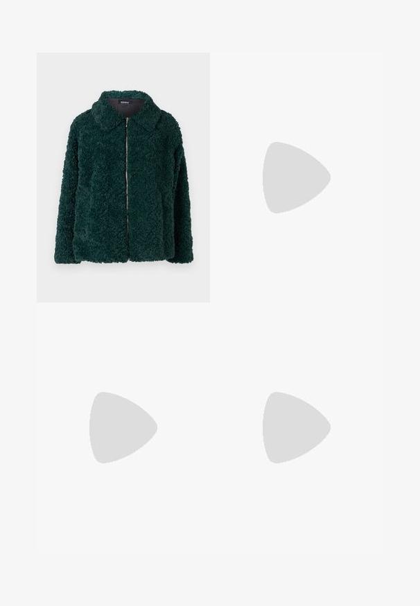 Veste en polaire verte et moelleuse avec col et fermeture éclair à l'avant. Présente une surface texturée et une coupe ample.; T-shirt blanc à manches longues en coton, avec un col rond et une coupe décontractée. Le design est simple, sans motifs ou accents visibles.; Jean évasé bleu clair en denim, doté d'une taille haute, d'un design à cinq poches et d'un dégradé subtil vers l'ourlet.; Bottes de cowboy en cuir marron avec un bout pointu et un talon bloc, présentant des coutures détaillées et des accents en relief sur la tige.; Lunettes noires angulaires avec des verres gris ; fabriquées en plastique, avec des branches épaisses à la surface lisse et sans matériel visible.; Boucles d'oreilles en or avec une finition lisse et brillante. Design circulaire présentant un petit clou et une attache transparente pour un port sécurisé.