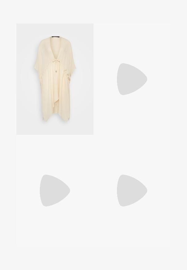 Haut léger beige avec un col en V, des manches courtes, des détails froncés et un lien à la taille. Texture douce, coupe décontractée et design drapé.; Débardeur noir à côtes avec une bordure en dentelle festonnée à l'ourlet. Présente des bretelles fines et une coupe ajustée. Fabriqué en tissu extensible.; Jupe crayon noire froncée avec détail à nouer et fente latérale. Fabriquée à partir d'un tissu extensible, elle présente une texture lisse et une coupe ajustée.; Chaussure à talon noir avec un bout pointu, surface texturée et un intérieur rose vif. Dotée d'un talon épais avec un accent en argent.