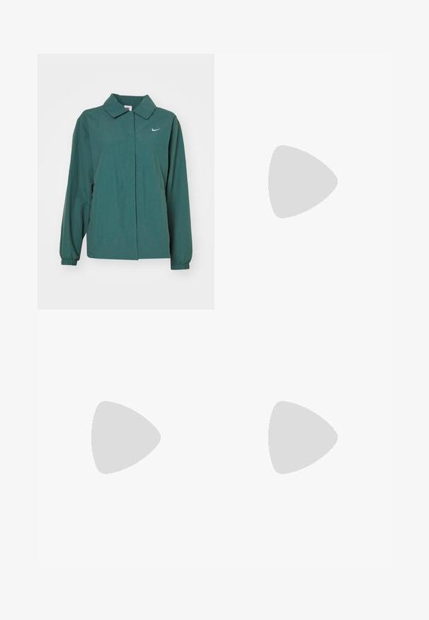 Zielona, lekka kurtka z kołnierzem, elastycznymi mankietami i zapięciem z przodu. Posiada małe białe logo Nike na lewej piersi.; Czarny prążkowany top na ramiączkach z wysokim dekoltem i bez rękawów. Posiada dopasowany fason i miękką teksturę.; Jasnoniebieskie dżinsy o prostym kroju, z pięcioma kieszeniami, z przodem zapinanym na guzik oraz delikatnym przetarciem dla dodania tekstury.; Czarne klapki o minimalistycznym designie z płaską podeszwą, wąskimi paskami i gładką fakturą. Brak dodatkowych wzorów lub akcentów.; Złoty zegarek cyfrowy z prostokątną tarczą, wyświetlaczem LCD, stalową bransoletą i przyciskami po bokach. Posiada oznaczenie wodoodporności.