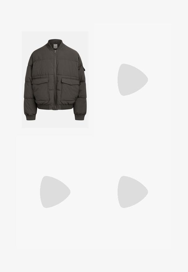 Chaqueta acolchada en gris oscuro con cuello acanalado, cierre completo y dos bolsillos delanteros. Textura de acolchado con una silueta ligeramente recortada.; Joven con cabello trenzado que lleva una camiseta Nike gris claro y pantalones cortos Nike negros frente a un fondo blanco liso.; Pantalones cargo beige de un material de algodón ligero. Presenta puños elásticos, múltiples bolsillos laterales y un cierre de botón.; Zapatillas de cuero blanco con perforaciones, punta redonda, suela plana y cordones gruesos, con un logo de swoosh visible y "AIR" en el talón.