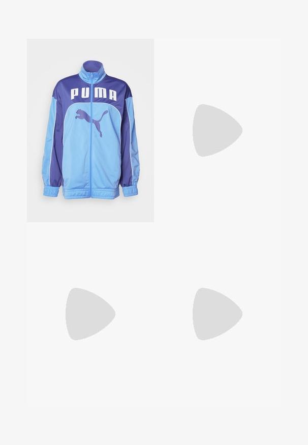 Sinine ja lilla PUMA jopesärk kõrge kraega, täispikk lukk ja elastsed mansetid. Ees on suur logo ja külgedel kujutis hüppavast pumast.; Valge puuvillane t-särk, millel on punane homaarigraafika ja sinine tekst, mis ütleb "Maine rand, parim homaar Massachusetsis." Lühikesed varrukad.; Tumed põlvpüksid tumedast meresinisest kangast, millel on sooneline tekstuur. Omab sujuvat vööd ja voolavat siluetti, ulatudes pooleni säärest.; Sinised denimpesu tossud valge võrgu ja tallaga, ümarate varvastega, tekstuuriga aktsentide ja tagumise tõmbenööriga. Kerge disain.