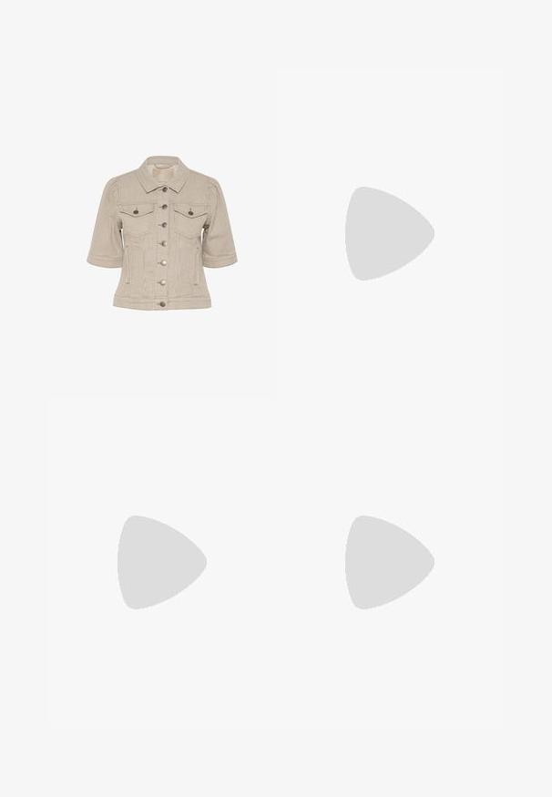 Ribana bež denim jakna s kratkimi rokavi, zapiranje na gumbe spredaj, dvema žepoma na prsih ter srebrnimi okrasnimi elementi.; Svetlo modra kratka majica zmedenih rokavov, izdelana iz mehkega bombaža, s krožnim izrezom in prilegajočim se dizajnom z gladko in enakomerno teksturo.; Denim tkanina v temno modri barvi, ki se ponaša z gladko teksturo in subtilnimi variacijami tkanja ter kontrastnimi šivi.; Rjava natikača na peto s tankim trakom in zaobljenim prstom, ki ima majhen zlat poudarek na podplatu.; Tkanjena rjava usnjena torbica za ramo zaobljene oblike, z dvema zgornjima ročajema in gladko teksturo; vsebuje subtilno šivanje za oblikovalsko podrobnost.