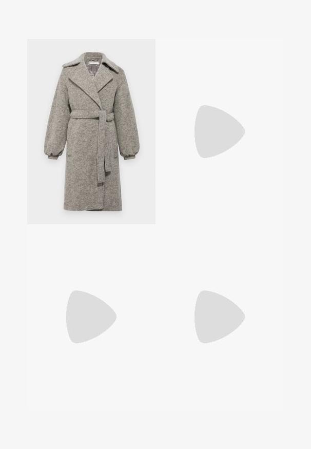 Ida Sjöstedt COLETTE  - Klasikinis paltas - beige grey; Juodas trumpomis rankovėmis, apvaliu kaklu, pagamintas iš medvilnės marškinėliai, išskleisti ant balto fono, su matomu prekės ženklu apykaklėje.; Platus juodos kelnes, pagamintas iš lygaus audinio, su plokščiu juosmeniu, klostėmis ir šoninėmis kišenėmis. Švarios linijos su minimaliais detalėmis.; Juodas odinis slingback tipo batai su smailiu priekiniu atvartu, dekoratyvinėmis sagtimis su metaliniais akyčiais ir žemu blokiniu kulnu. Saldus paviršius.
