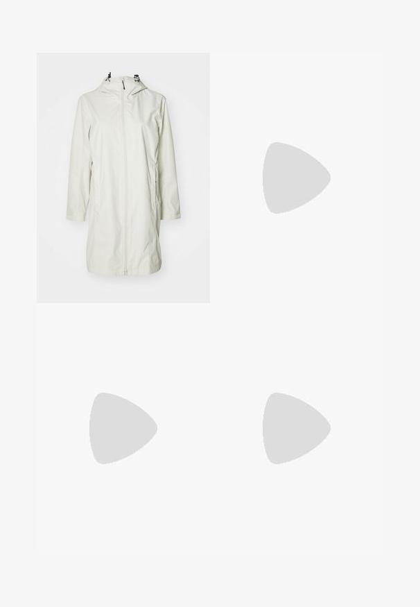 Lett, vanntett jakke i lys beige. Har hette med snor, glidelås foran, og lange ermer. Enkel, strømlinjeformet design.; Svart langermet T-skjorte laget av bomull med rund hals. Har en liten hvit logo på venstre brystområde. Enkelt design og passform.; Svart, tettsittende bukser laget av et fleksibelt materiale. Funksjoner inkluderer en glidelåslukket sidelomme, artikulerte knær og en glatt tekstur.; Beige og krem joggesko med teksturert mesh-overdel, støttende overlegg og gummisåle med et mønster for godt grep.