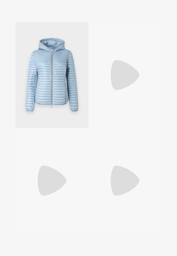Helles blaues, mit Kapuze versehenes Steppjacke mit gestepptem Design, vorderem Reißverschluss und elastischen Bündchen. Sie zeichnet sich durch eine glatte Oberfläche und ein elegantes Design aus.; Weißes T-Shirt mit kurzen Ärmeln und marineblauen horizontalen Streifen, mit gesticktem "Tommy Hilfiger"-Logo auf der Brust. Klassisches Rundhalsdesign.; Faltenrock aus Weiß mit einem schwarzen elastischen Bund, der das "LACOSTE"-Logo trägt. Mittellanges Design mit weicher Textur.; Weiße Leder-Sneaker mit einer dicken weißen Sohle, schwarzem Wildlederakzent an der Ferse und geprägtem Logo an der Seite. Schnürdesign mit sechs Ösen.