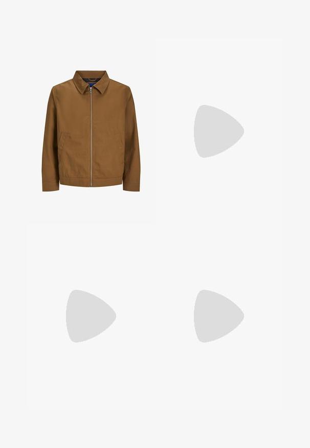 Giacca marrone con zip, colletto, maniche lunghe e due tasche frontali; texture liscia e design minimalista senza motivi visibili.; Maglietta bianca in cotone con maniche corte, scollatura rotonda, vestibilità comoda e senza loghi o motivi visibili. Texture liscia e design minimale.; Pantaloni jogger neri realizzati in tessuto morbido, dotati di una vita elastica con coulisse, polsini a costine e un piccolo logo sulla coscia sinistra.; Sneakers in pelle bianca con perforazioni, punta rotonda, suola piatta e lacci spessi, con logo swoosh visibile e "AIR" sul tallone.