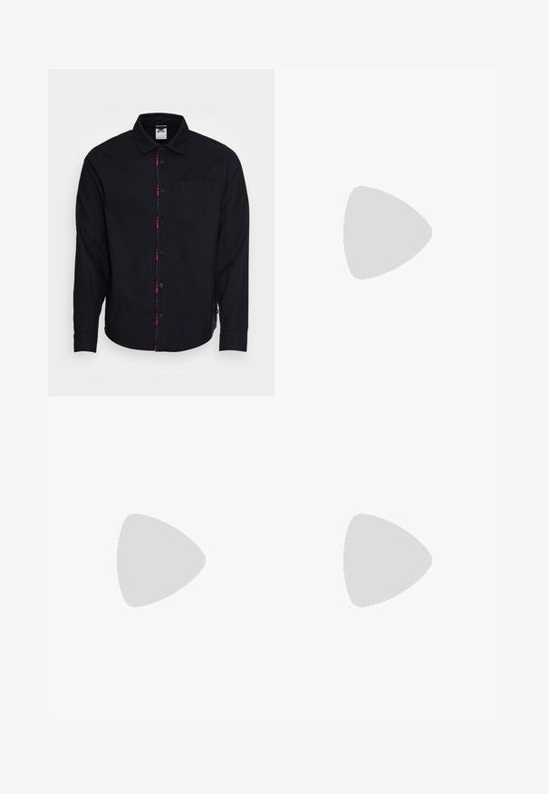 Nike SB BUTTON UP - Casaco de verão - black; T-shirt de algodão preto da Nike com um clássico decote redondo, mangas curtas e um logótipo em relevo discreto no peito. Textura suave.; Calças casuais pretas com cordão na cintura, com bolsos laterais e corte reto, sobre um fundo simples.; Sapatilhas de camurça negras com perfil baixo, sola de borracha, painéis laterais texturizados e logotipo Swoosh da Nike em tom semelhante. Com atacadores na parte da frente e collar almofadado.