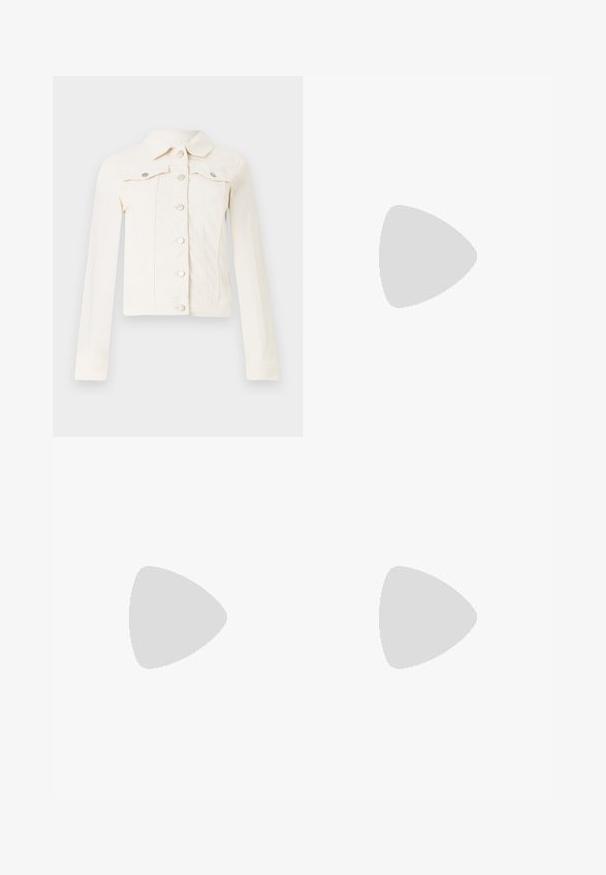 Bela denim jakna z klasičnim ovratnikom, dolgimi rokavi, sprednjim zapiranjem na gumbe in dvema žepoma na prsih z srebrnimi kovinskimi dodatki.; Bela brezrokavna majica iz rebraste tkanine, z zaobljenim izrezom in prilegajočim silhueto, z minimalnimi šivi in brez okraskov.; Svjetloplave traperice visokog struka sa ravnim krojem. Izrađene od denima, s pet džepova i zatvaranjem na dugme.; Črne semiš in usnjene superge s kremasto stransko puščico in svetlo kremasto peto. Imajo bež čipke in gumijast podplat.