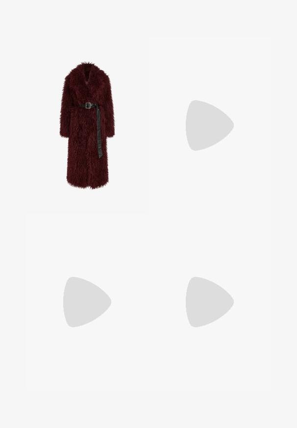 Bordeaux nepbontjasje met een diepe V-hals, lange mouwen en een zwart leren tailleband. Het heeft een fluffy textuur en een lengtemaat tot halverwege de kuit.; Witte langemouwige button-up shirt in een gladde katoenmix. Voorzien van een klassieke kraag, een knoopsluiting aan de voorkant en afgeronde manchetten.; Bruine faux leren mini rok met een brede tailleband, vierkante gesp en twee ritszakken aan de zijkanten. Glad, glanzend textuur.; Zwarte leren hoge hak schoen met een spitse neus, enkelbandje en een dunne hak. Gladde textuur met een gouden accent op de hakbasis.