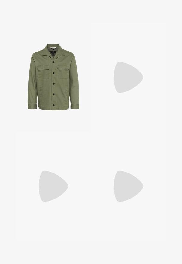 Olivgrüne Jacke aus Baumwolle mit Kragen, zwei Brusttaschen und vorderem Knopfverschluss. Der Stoff weist eine dezente gestreifte Struktur auf.; Kurzarm-T-Shirt mit Rundhalsausschnitt in Weiß und Hellbeige. Mit einem kleinen goldenen Nike-Logo auf der Brust und einem glatten Baumwolltextur.; Helleblaue, gerade geschnittene Hosen aus Baumwolle. Verfügt über eine Fronttasche, einen Reißverschluss und einen einzelnen Metallknopf am Bund.; Schwarzer Laufschuh mit einer Mischung aus Mesh- und sinthetischen Materialien, dicke Sohle, geschwungenes Design und auffälliger Markenkennzeichnung an der Seite.