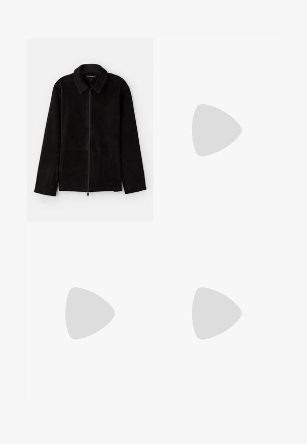 Veste en daim noir avec col, fermeture éclair à l'avant et manches longues au toucher lisse. Design minimaliste, sans motifs supplémentaires.; Chemise blanche à manches longues en coton. Dotée d'un col classique, de poignets à boutons et d'un petit logo brodé bleu marine sur la poitrine.; Jean en denim bleu clair, coupe slim, avec des décolorations, un léger effet d'usure, et des poches avant, associés à des baskets blanches.; Baskets blanches avec des accents en daim, bout arrondi, lacets plats et semelle en caoutchouc crème. Présente une marque verte sur le talon.