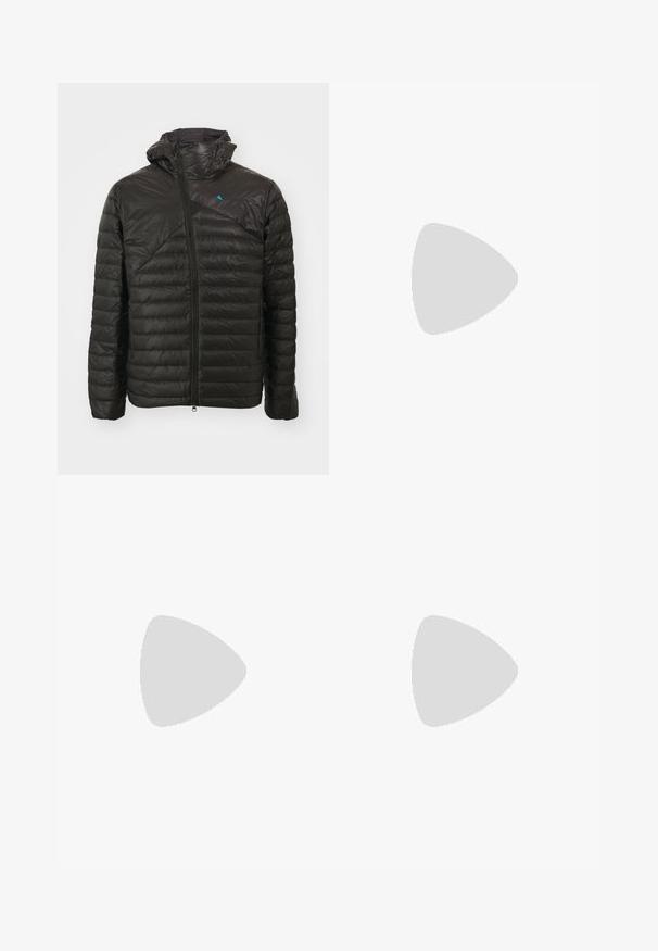 Veste en duvet noire avec fermeture éclair à l'avant, capuche et motif matelassé diagonal. Présente un petit logo bleu sur la poitrine. Texture lisse et légère.; Haut à capuche gris en mélange de coton doux, avec une grande poche avant, un cordon de serrage ajustable et des poignets et un ourlet côtelés.; Pantalons en denim bleu foncé avec une coupe décontractée, dotés d'un rabat à boutons, de passants de ceinture, et de coutures jaunes sur les poches et les coutures.; Bottine noire à lacets avec col rembourré et semelle robuste, présentée de profil sur fond blanc.